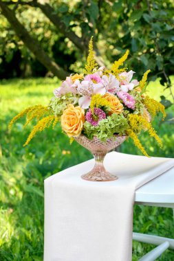 Yaz düğünü için modern masa süsü. Sersemletici bir düzende bir sürü yeşillik besteleniyor. Adım adım, özel ders. Parti dekoru