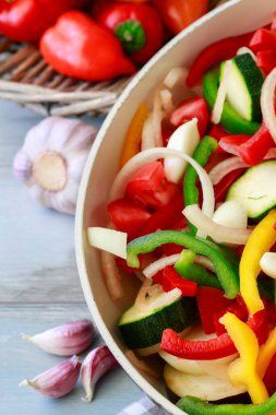 Kızartma tavasında karışık sebzeler (kırmızı biber, soğan, kabak). Sağlıklı yiyecekler. Yemek zamanı.