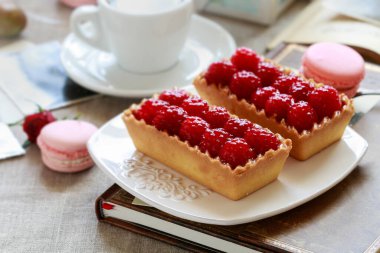 Beyaz tabakta iki ahududulu kek.