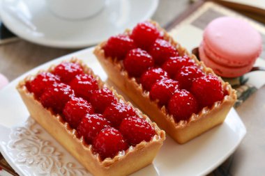 Beyaz tabakta iki ahududulu kek.