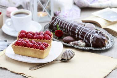 Masada iki ahududulu kek ve bir büyük pasta var. Parti tatlısı