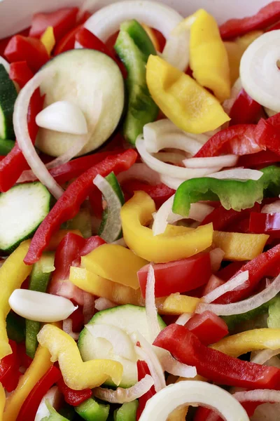 Kızartma tavasında karışık sebzeler (kırmızı biber, soğan, kabak). Sağlıklı yiyecekler. Yemek zamanı.