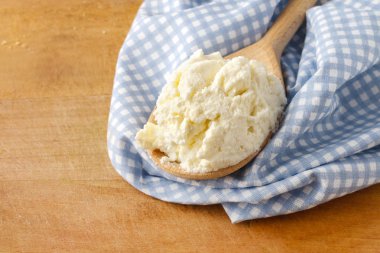 Kaşığı süzme peynir