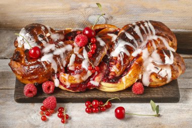 Kırmızı meyve ile yaz pastası