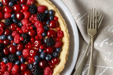 Tatlı tart ile ahududu, yaban mersini, böğürtlen, kiraz