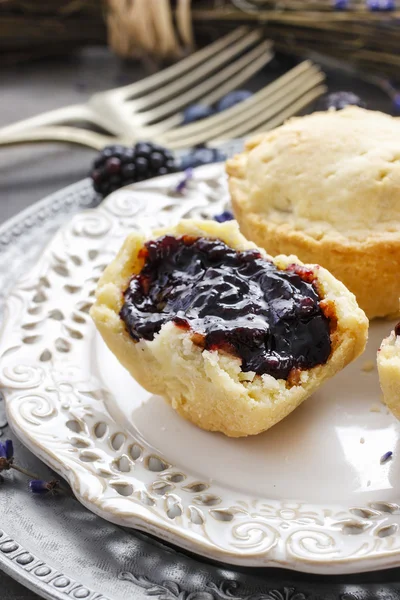 Muffins cheios de mirtilo e geléia de amora — Fotografia de Stock