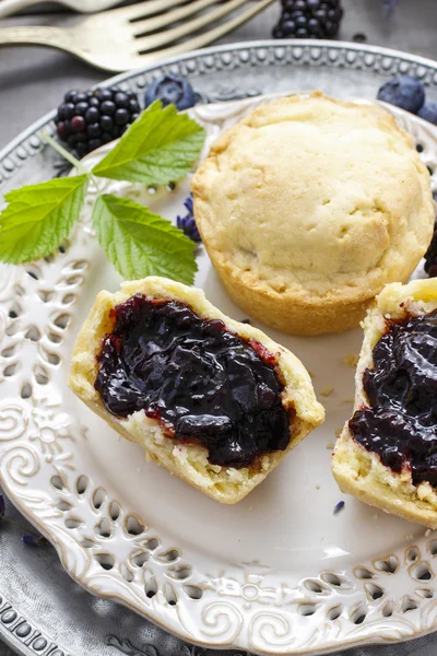 Muffins gefüllt mit Blaubeer- und Brombeermarmelade — Stockfoto