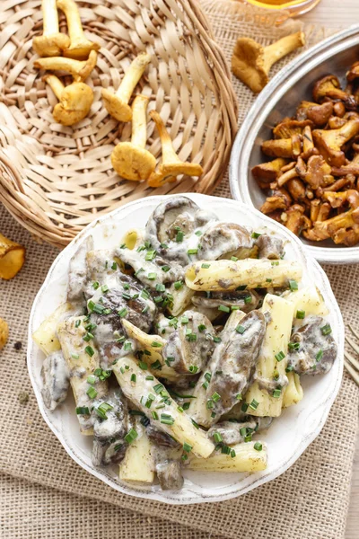 Maccheroni con funghi — Foto Stock