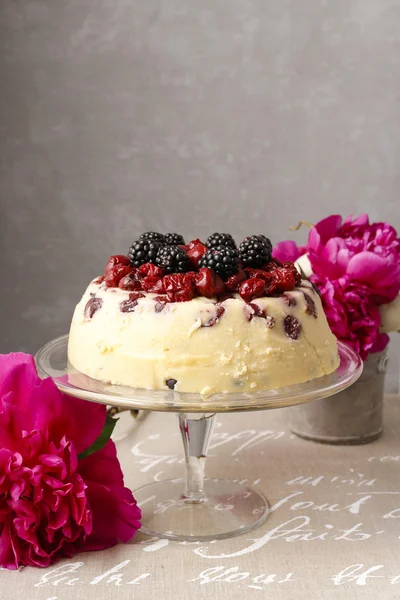 Cherry and blackberry cheesecake — Stock Photo, Image