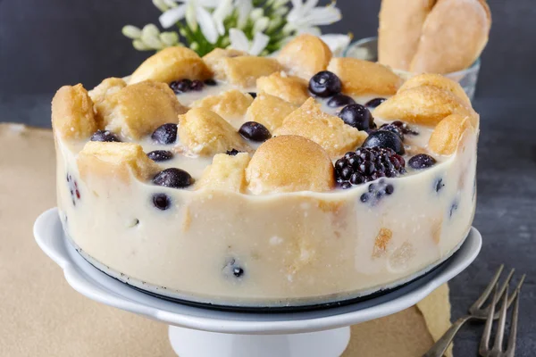 Torta di mirtillo e mora con biscotti al ladyfinger — Foto Stock