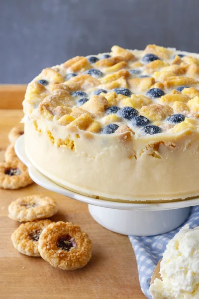 Blueberry and blackberry cheesecake with ladyfinger biscuits — Stock Photo, Image