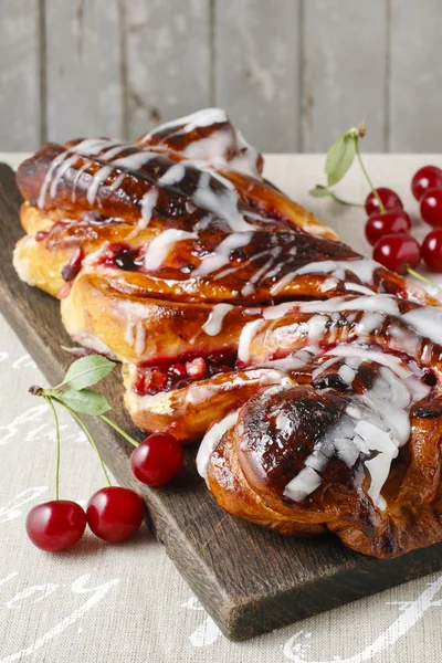 Summer cake with red fruits — Stock Photo, Image