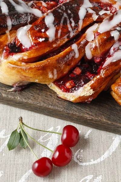 Summer cake with red fruits — Stock Photo, Image