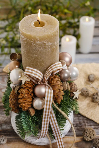 Kerstdecoratie met kaars en kegels — Stockfoto