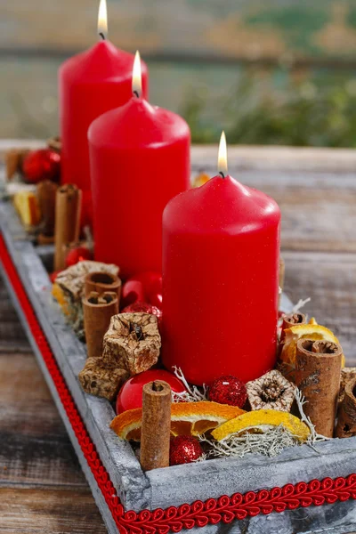 Buiten venster decoratie van kerstmis met rode kaarsen, herten en ... Woonkamer decoratie candles