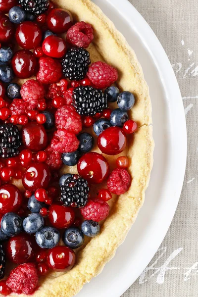 Tarta dulce con frambuesas, arándanos, moras, cerezas — Foto de Stock