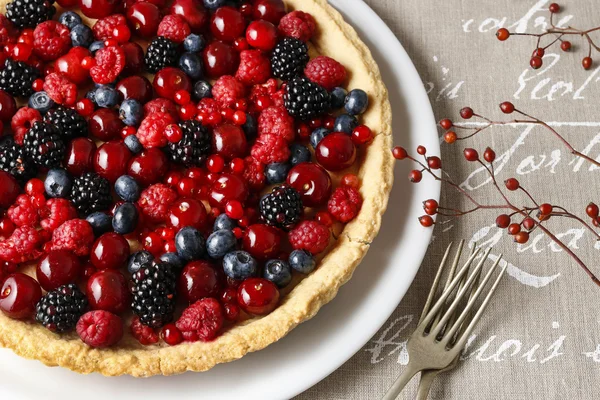 Tarta dulce con frambuesas, arándanos, moras, cerezas —  Fotos de Stock