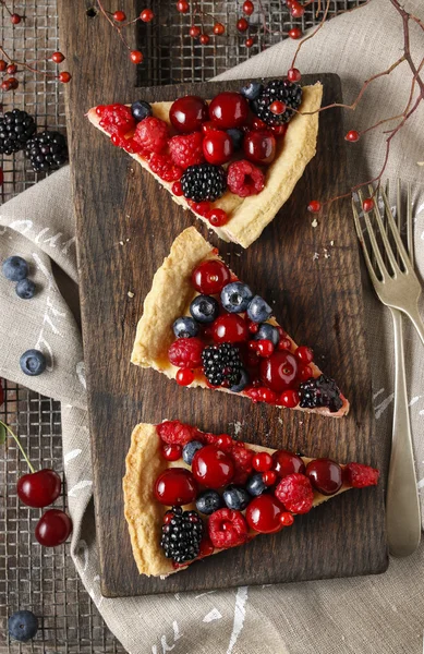 Tarta dulce con frambuesas, arándanos, moras, cerezas — Foto de Stock