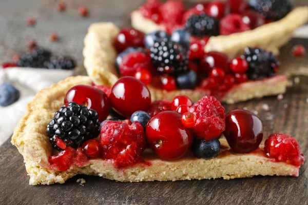 Tarta dulce con frambuesas, arándanos, moras, cerezas — Foto de Stock