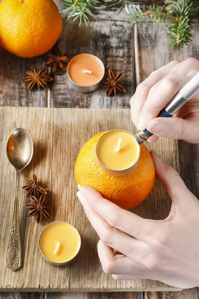 Bola de pomander laranja com vela — Fotografia de Stock