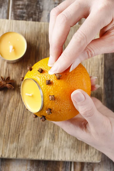 Orange pomander ball with candle — Stock Photo, Image