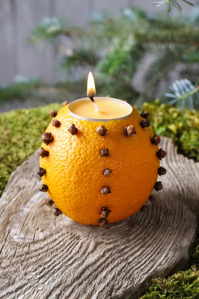 Boule de pommade orange avec bougie — Photo