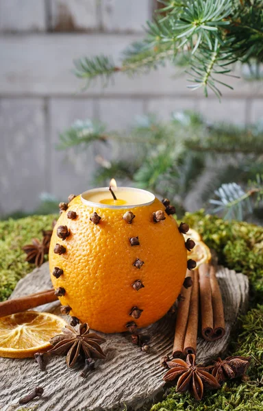 Oranžový pomander míč s svíčka — Stock fotografie