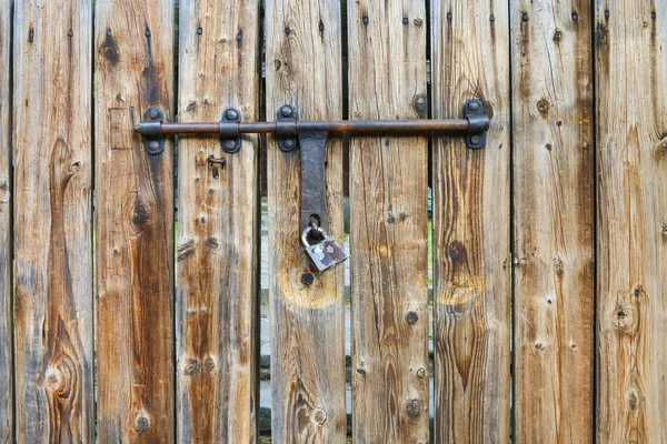 Wooden gate with iron lock — Stock Photo, Image