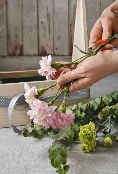 Caja de madera con claveles rosados y amarillos - tutorial — Foto de Stock