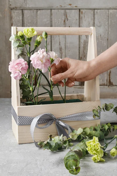 Wooden box with pink and yellow carnations - tutorial — Stock Photo, Image