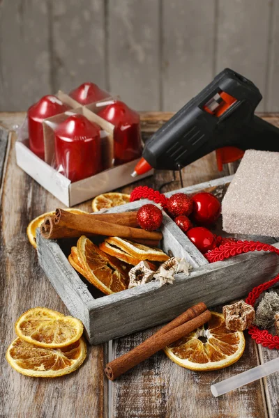 Buiten venster decoratie van kerstmis met rode kaarsen, herten en ... Woonkamer decoratie candles