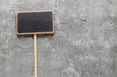 Gri taş zemin üzerine boş yazı tahtası