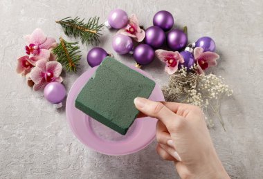 Menekşe topları, köknar ile Noel süsleri yapmak kadın ve veya