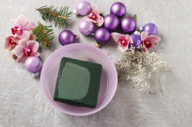 Menekşe topları, köknar ile Noel süsleri yapmak kadın ve veya