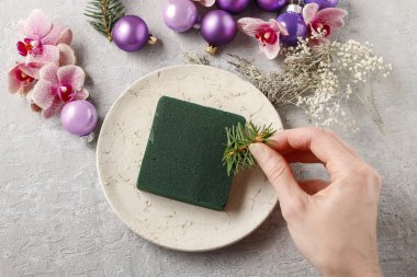 Menekşe topları, köknar ile Noel süsleri yapmak kadın ve veya