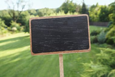 Blackboard etiket ve güzel bir Bahçe