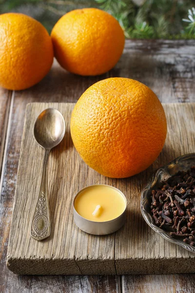 Hoe maak oranje pomander bal met kaars — Stockfoto