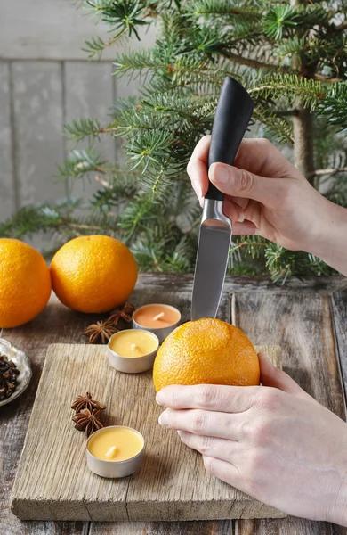 Jak udělat oranžové pomander míč s svíčka — Stock fotografie