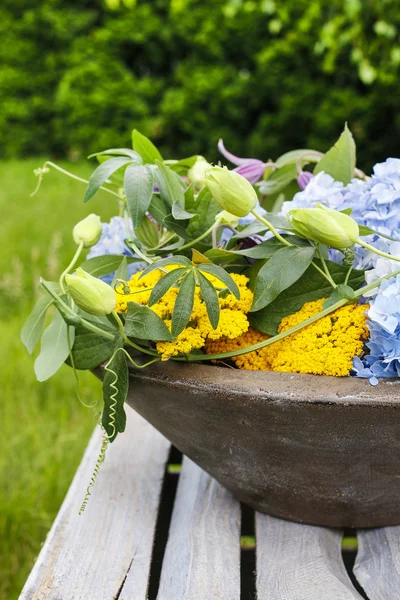 Garnek ceramiczny z kwiatami w ogrodzie — Zdjęcie stockowe