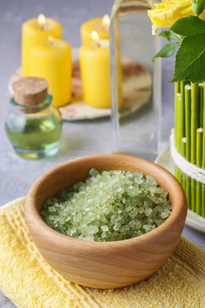 Bowl of green sea salt and yellow rose — Stock Photo, Image