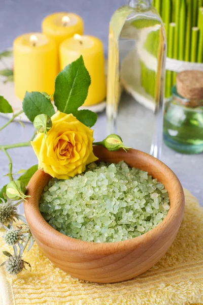 Bowl of green sea salt and yellow rose — Stock Photo, Image