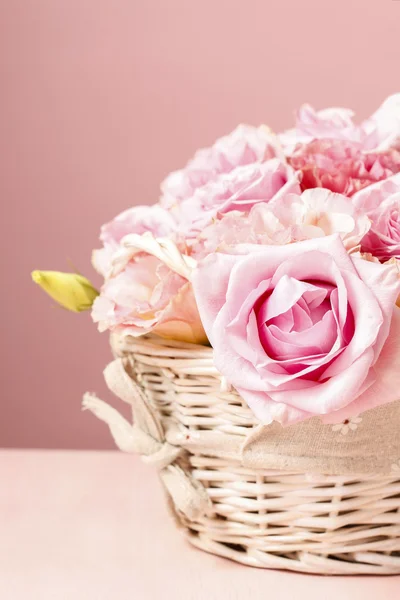 Rosas rosadas en canasta de mimbre blanca — Foto de Stock