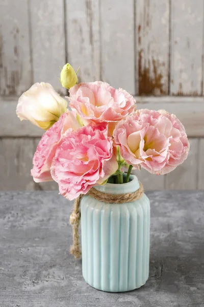 Boeket van roze eustoma bloemen — Stockfoto
