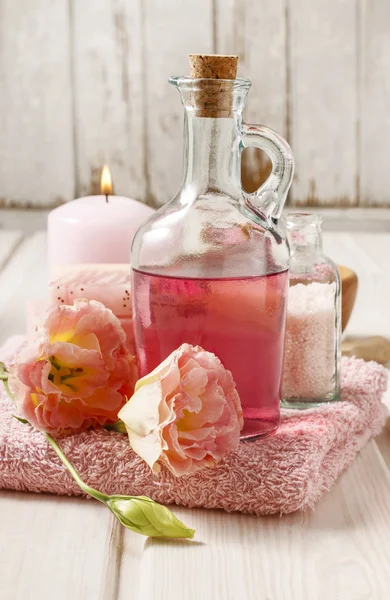 Set spa rosa: sapone liquido, candela profumata, asciugamano e rosa mare sa — Foto Stock