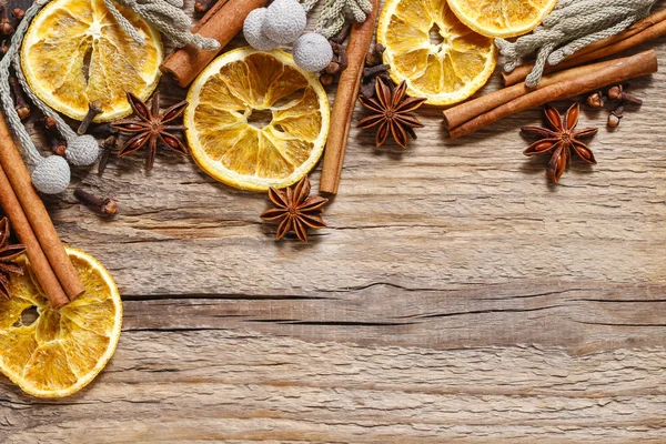 Christmas background: cinnamon sticks, dried oranges and anise s — Stock Photo, Image