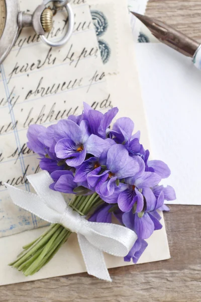 Blumenstrauß aus violetten Blüten (Viola odorata) und Vintage Letters — Stockfoto