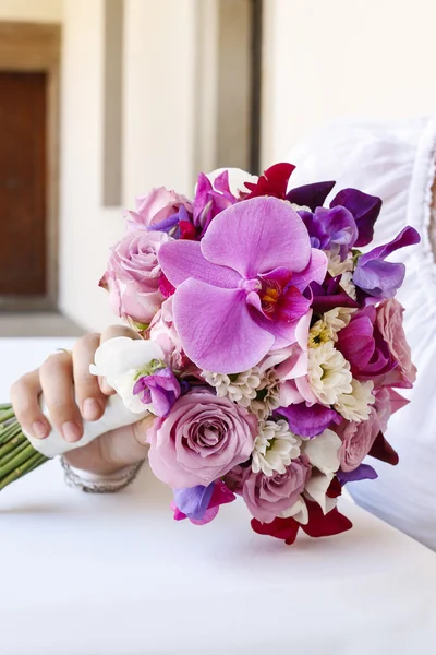 Hochzeitsstrauß mit Rosen und Orchideen — Stockfoto