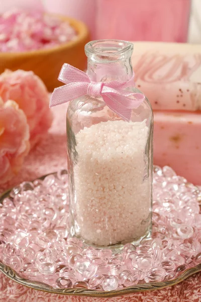 Botella de caviar de baño rosa — Foto de Stock