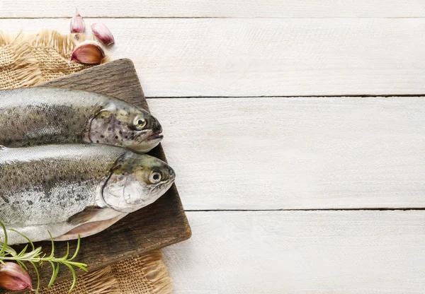 Två rainbow trouts på rustika träbord — Stockfoto