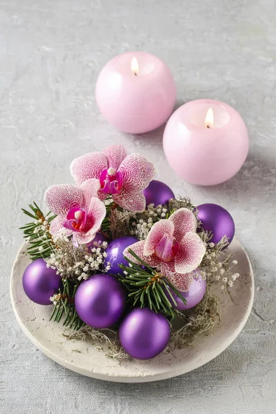 Vrouw maken van kerstversieringen met violet ballen, fir en of — Stockfoto